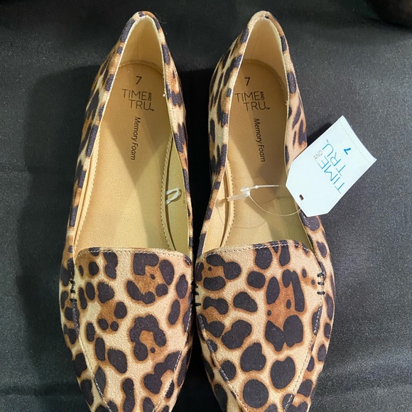Women’s Time & Tru Leopard Print Point Toe Flats - Picture 6 of 12